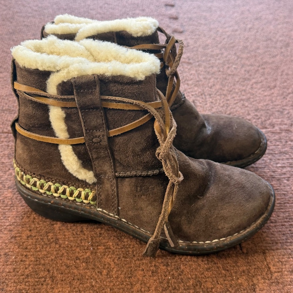 UGG Australia Brown Suede Shearling Lined Ankle Boots Whipstitch Detail Womens